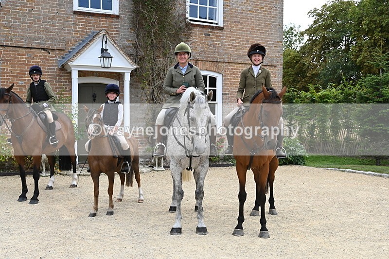 WJ6_3678 - Berks & Bucks - The Old farmhouse - Hound Exercise 20-08-25