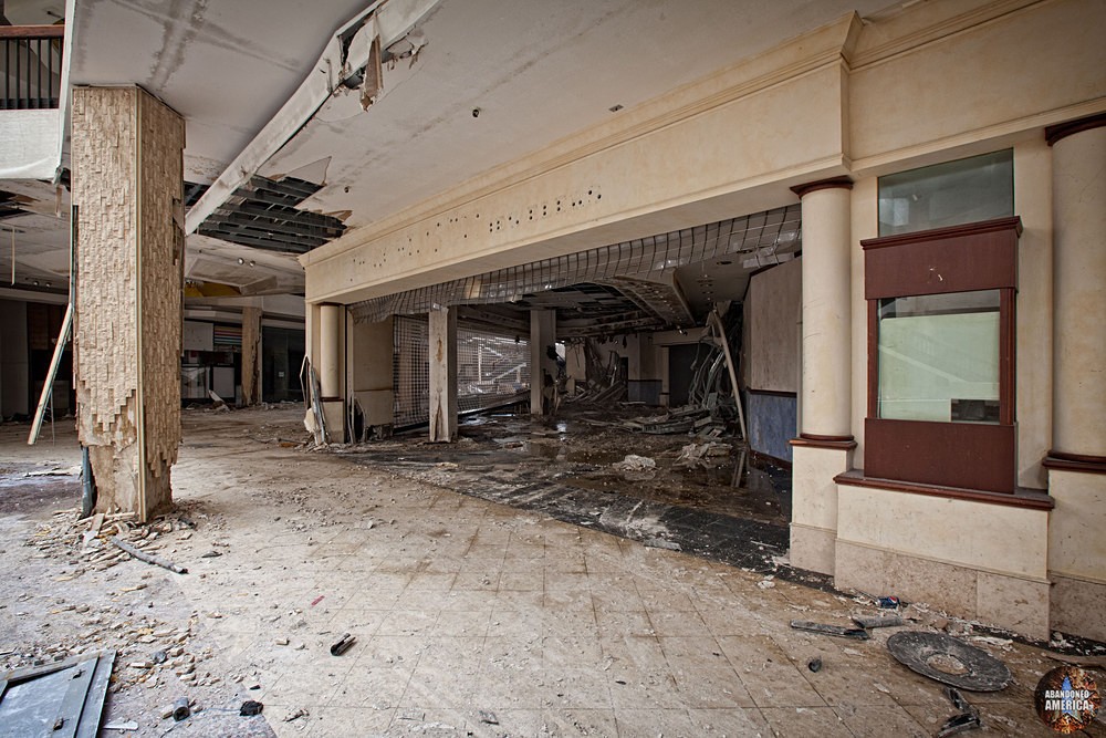 Randall Park Mall (North Randall, OH) | Shattered Storefront - Randall Park Mall