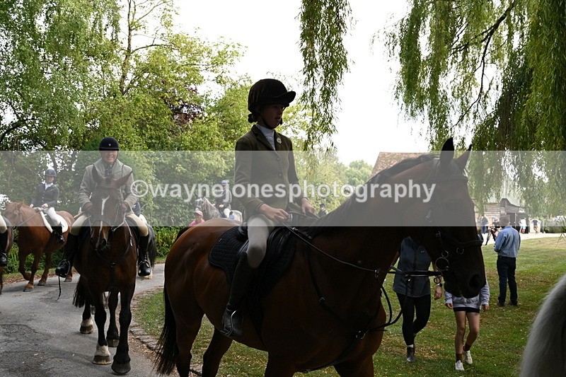 WJ6_4001 - Berks & Bucks - The Old farmhouse - Hound Exercise 20-08-25