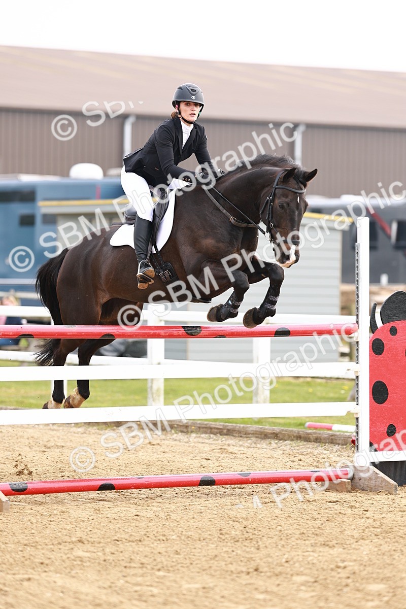  - Class 19 - Senior Foxhunter - 1.20m
