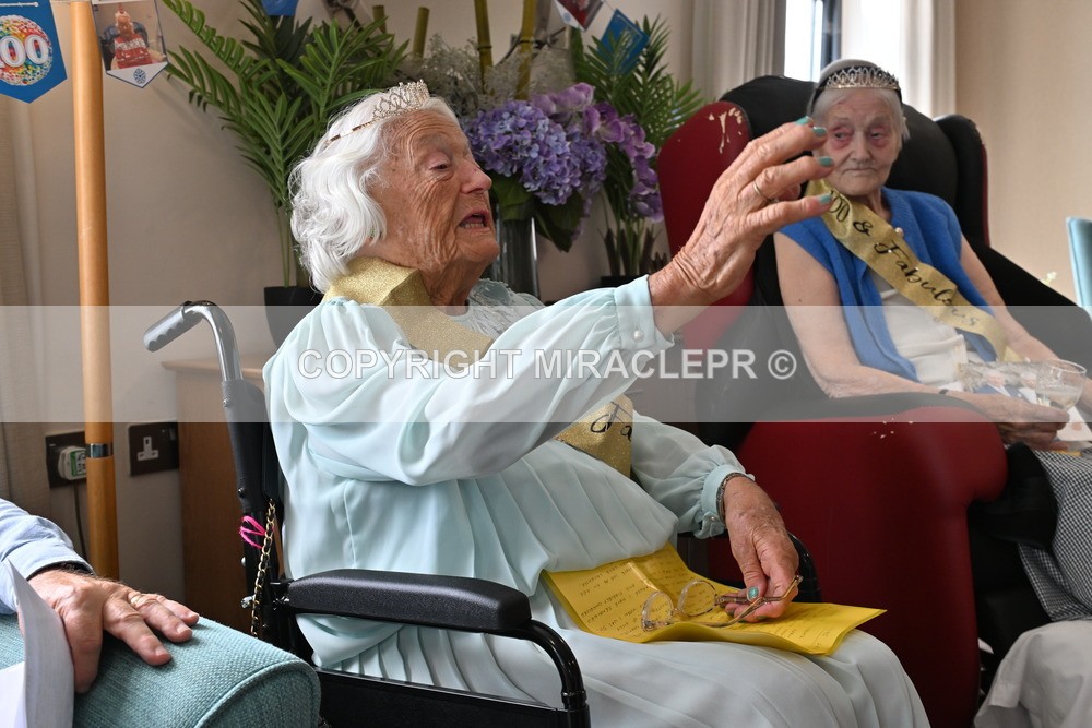 AM3_1161 - Iris and Betty.