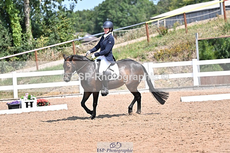 250816-122534-04014 - 090-Sarah.GoddardSaris.Fingers.Crossed