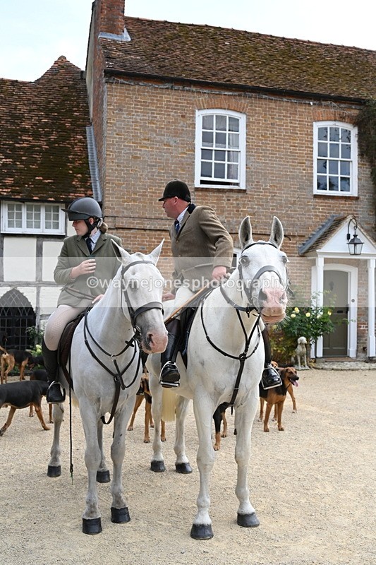 WJ6_3499 - Berks & Bucks - The Old farmhouse - Hound Exercise 20-08-25