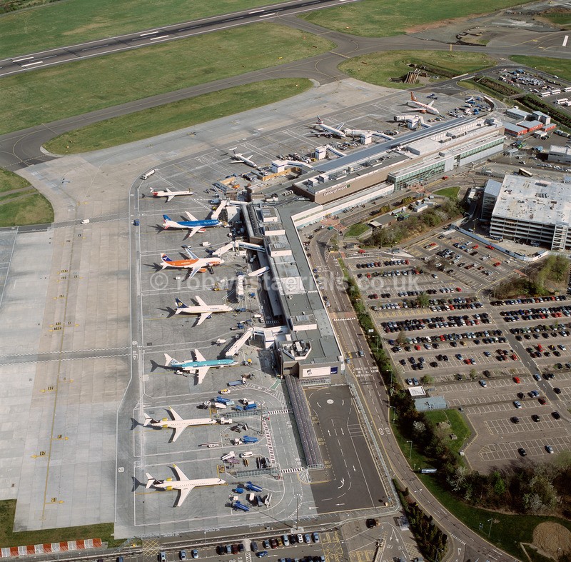 A00515D Edinburgh Airport in 2004 - Settlements, infrastructure and attractions