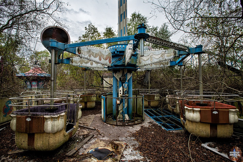 Abandoned Six Flags (New Orleans, LA) | Kiddie Rides