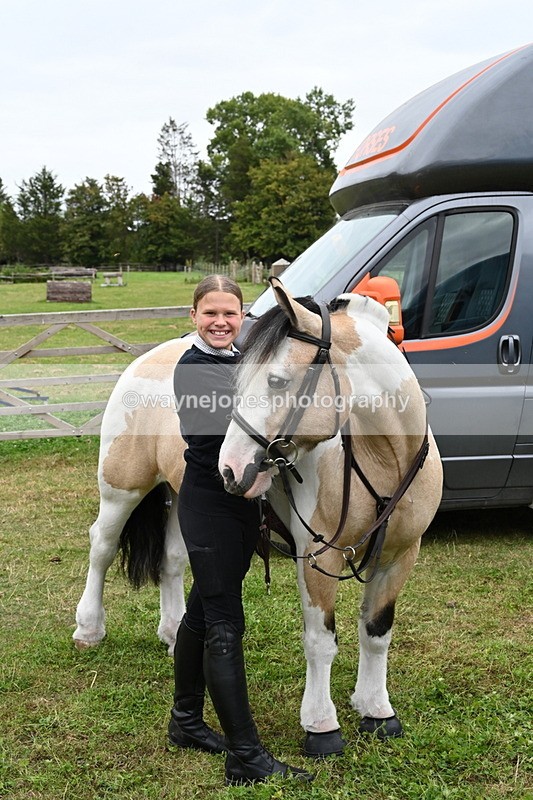 WJ6_2855 - Berks & Bucks - The Old farmhouse - Hound Exercise 20-08-25