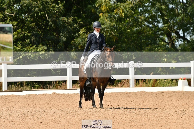 250817-132553-09945 - 090-Sarah.GoddardSaris.Fingers.Crossed