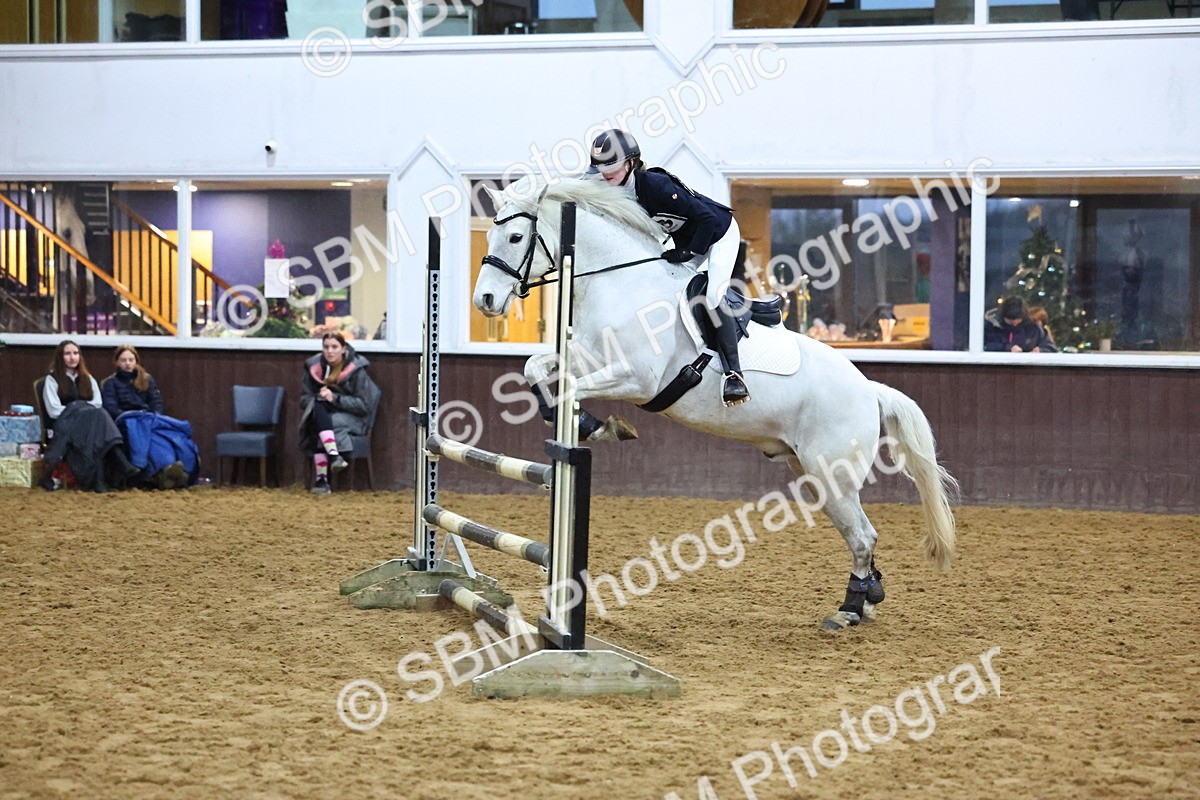 SBM_002679 - Class 6 - Holly & Ivy Stakes - 90cm