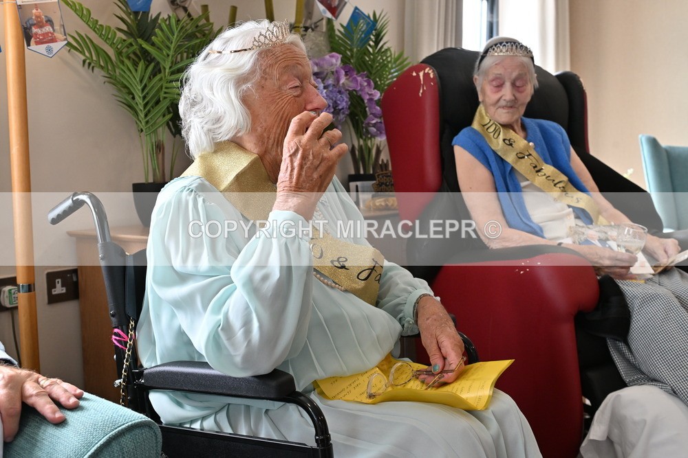 AM3_1142 - Iris and Betty.