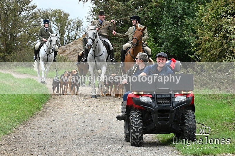 WJ7_1197 - Berks & Bucks Hound Exercise Blewbury 13-09-26