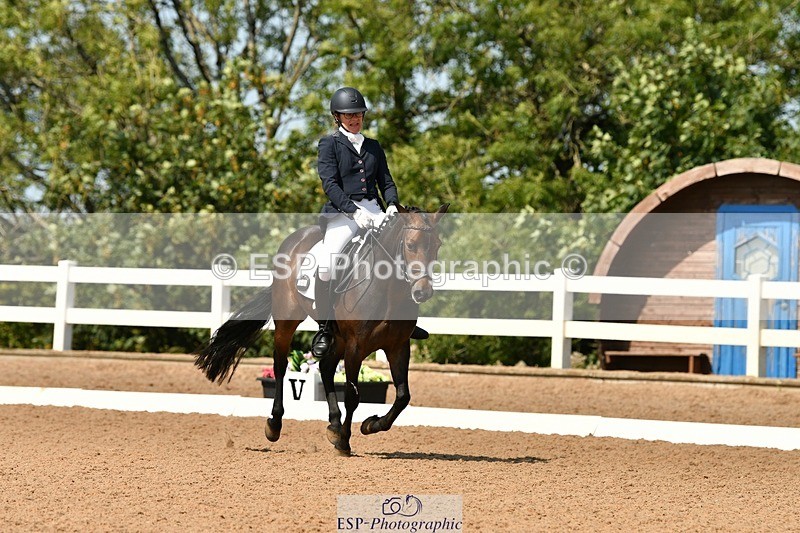 250817-132742-09960 - 090-Sarah.GoddardSaris.Fingers.Crossed