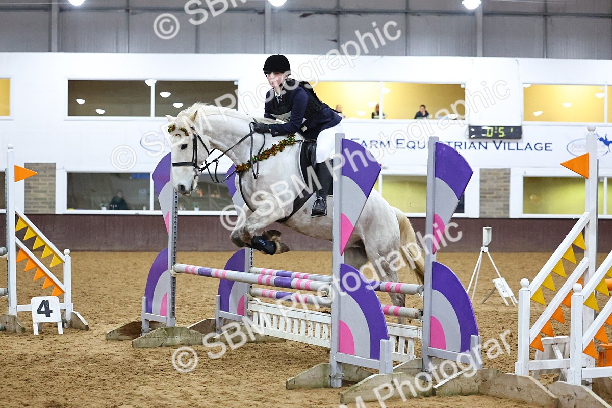 SBM_002869 - Class 6 - Holly & Ivy Stakes - 90cm