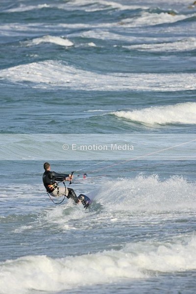 LA040407-4 - Kite Surfing