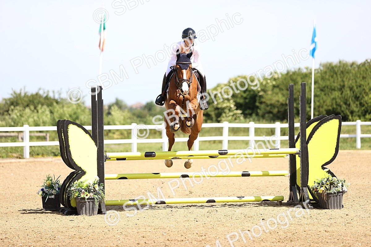 SBM_003683_Class 9 - Senior British Novice - 90cm - Iris