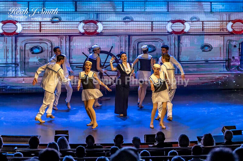 6KJS0220 - Ambition show team