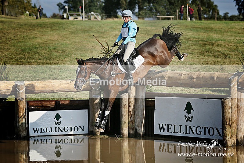 LEP59689a - Equestrian