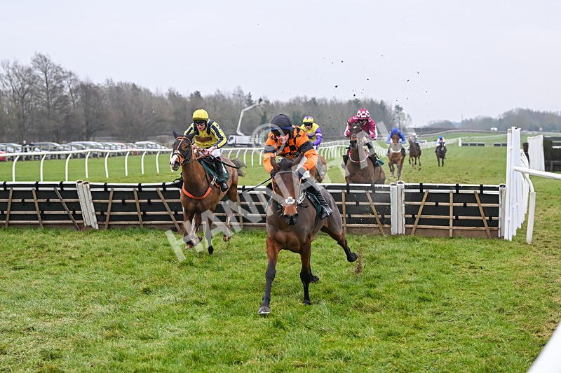 310125-Race 3-Turn And Finish-5472 - Race 3