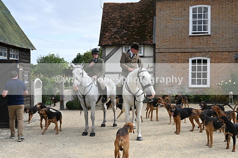 WJ6_3379 - Berks & Bucks - The Old farmhouse - Hound Exercise 20-08-25