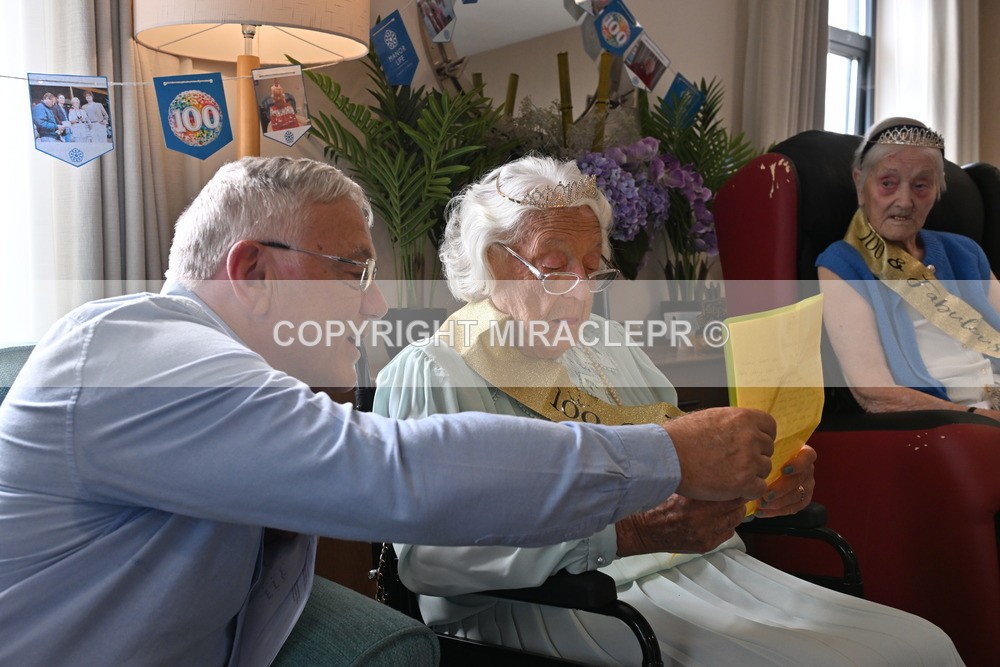AM3_1092 - Iris and Betty.