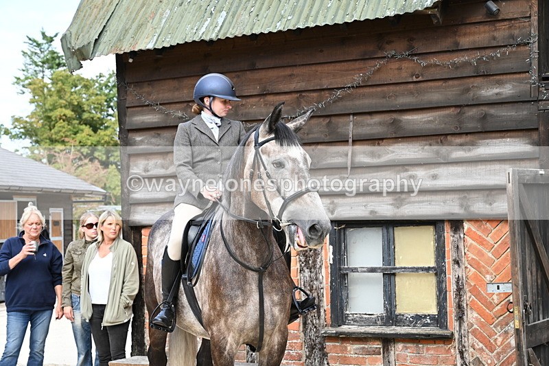 WJ6_3848 - Berks & Bucks - The Old farmhouse - Hound Exercise 20-08-25