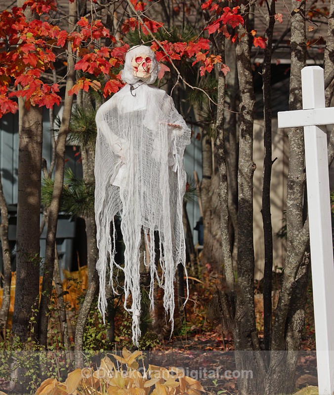 Ghostly Appearance - Halloween Decorations - Autumn Festival