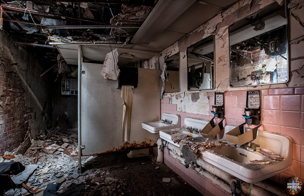 WFBR Radio (Baltimore, MD) | Women's Bathroom - WFBR Radio