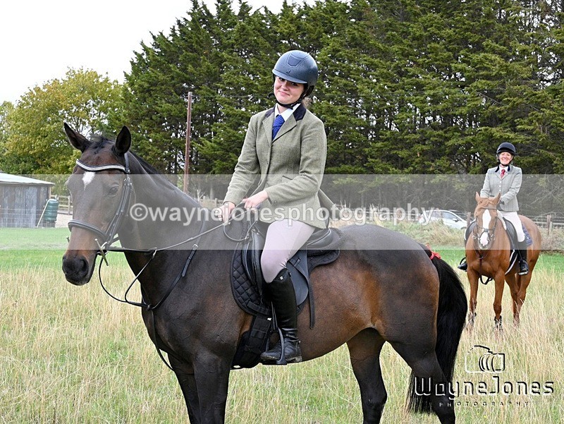 WJ7_0752 - Berks & Bucks Hound Exercise Blewbury 13-09-26