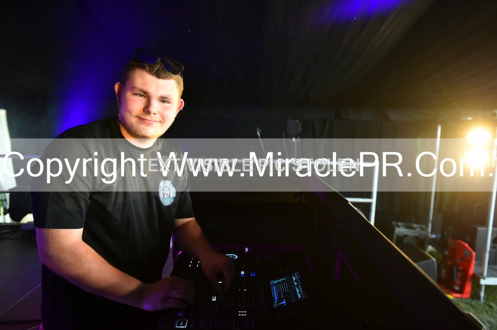 SH4_9939 - Tj the DJ