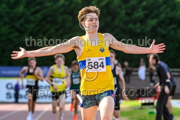 Sen25SUN-929952 - Track Male