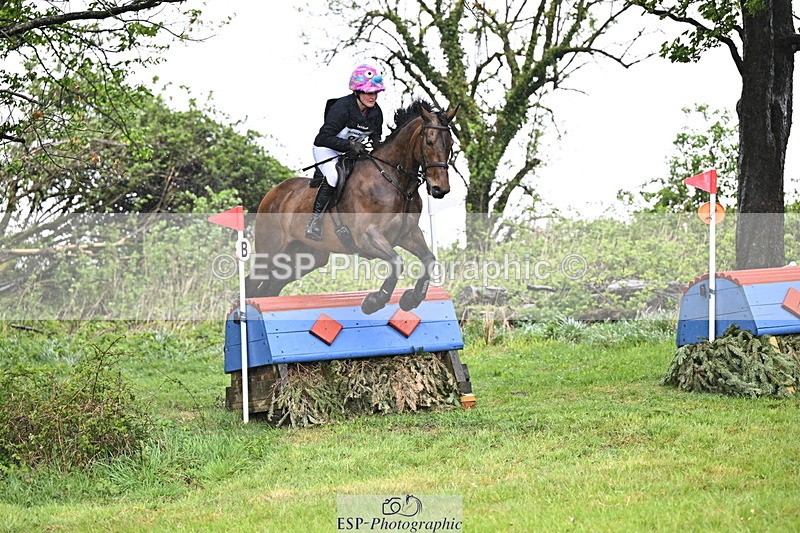 250418-123413-03009 - 080-Tichy.Sanders-SPARHANGER.VELVET