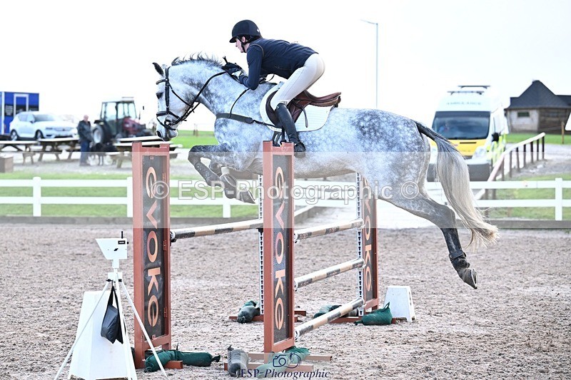 251206-121107-00909 - Cls 12 Snr Newcomers and 1.10m