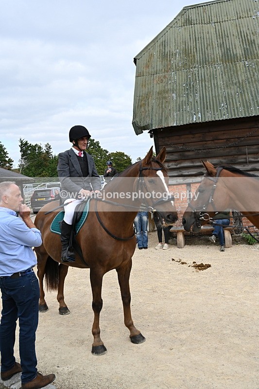 WJ6_3541 - Berks & Bucks - The Old farmhouse - Hound Exercise 20-08-25