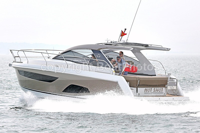 160528 HOTSHOT - SEALINE S330 Y92A6964 - Motorboats - Open