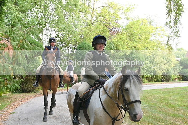 WJ6_4053 - Berks & Bucks - The Old farmhouse - Hound Exercise 20-08-25