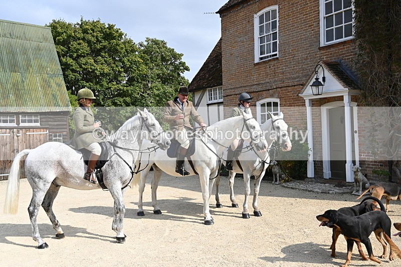 WJ6_3266 - Berks & Bucks - The Old farmhouse - Hound Exercise 20-08-25