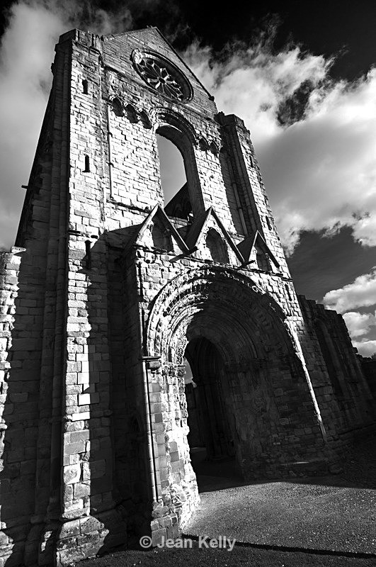 Jedburgh Abbey - 8429 bw - Black and white