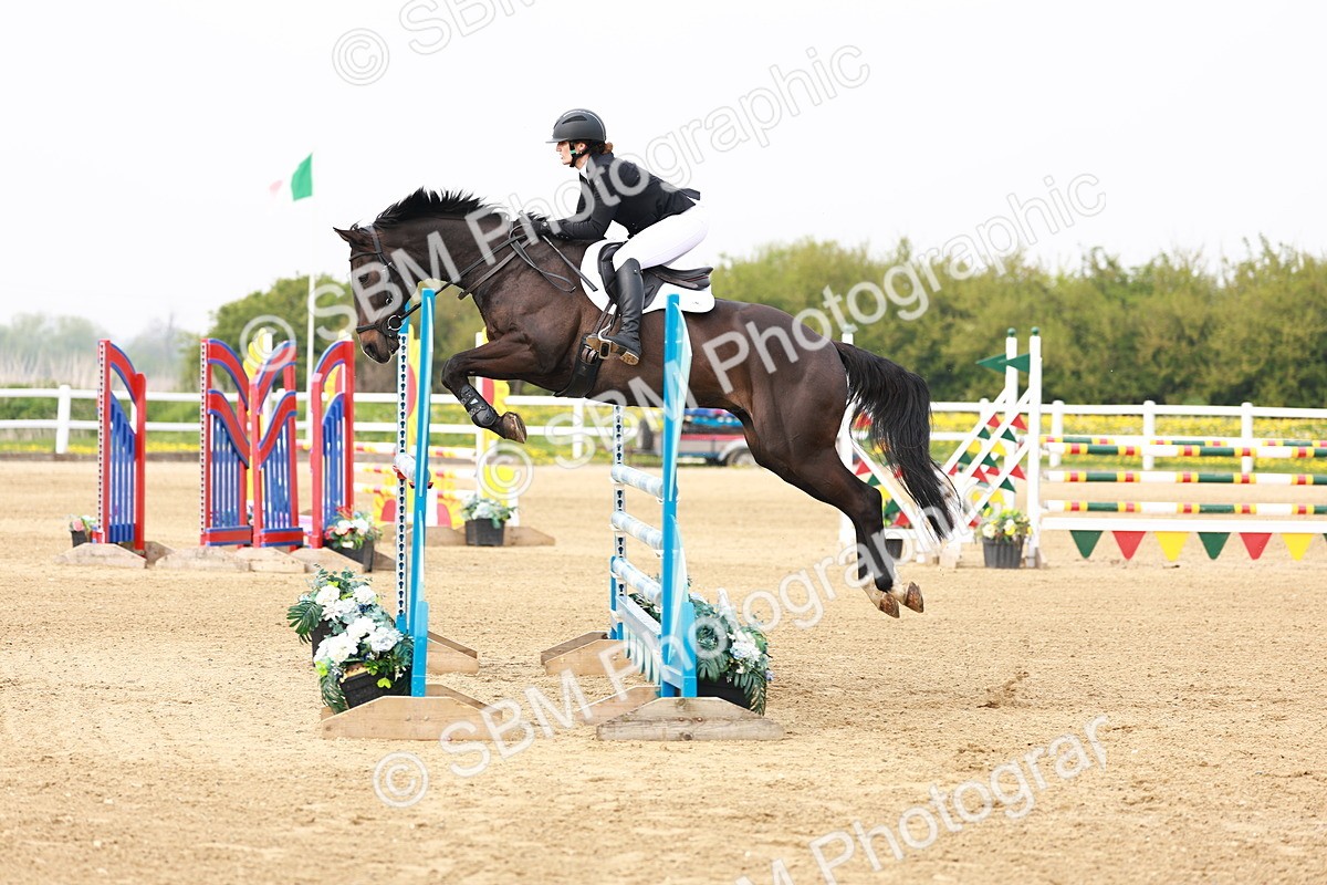  - Class 19 - Senior Foxhunter - 1.20m