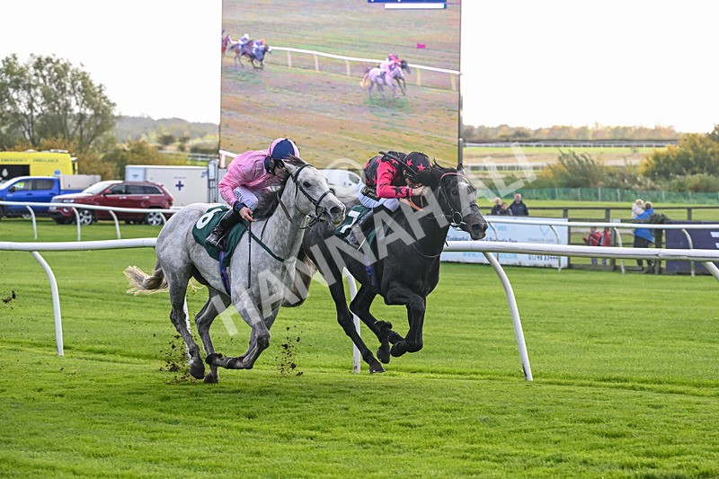 281025-Race 1-Control Room-0613 - Race 1