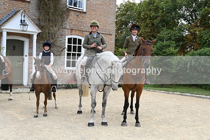 WJ6_3707 - Berks & Bucks - The Old farmhouse - Hound Exercise 20-08-25