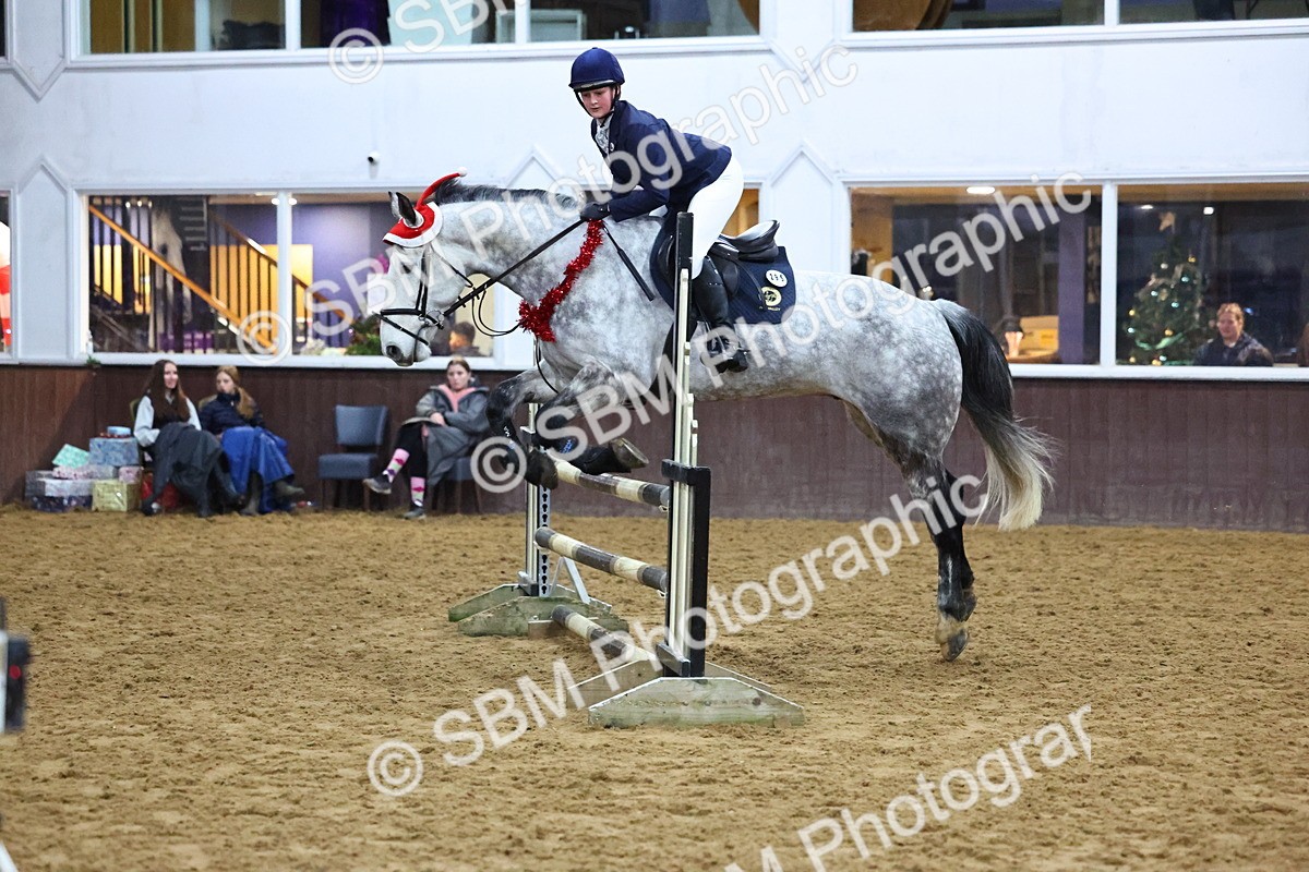 SBM_002801 - Class 6 - Holly & Ivy Stakes - 90cm