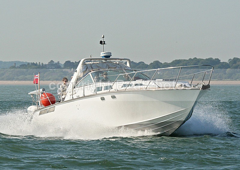 060610 GEE OF COWES IMG_8660 - Motorboats - Open