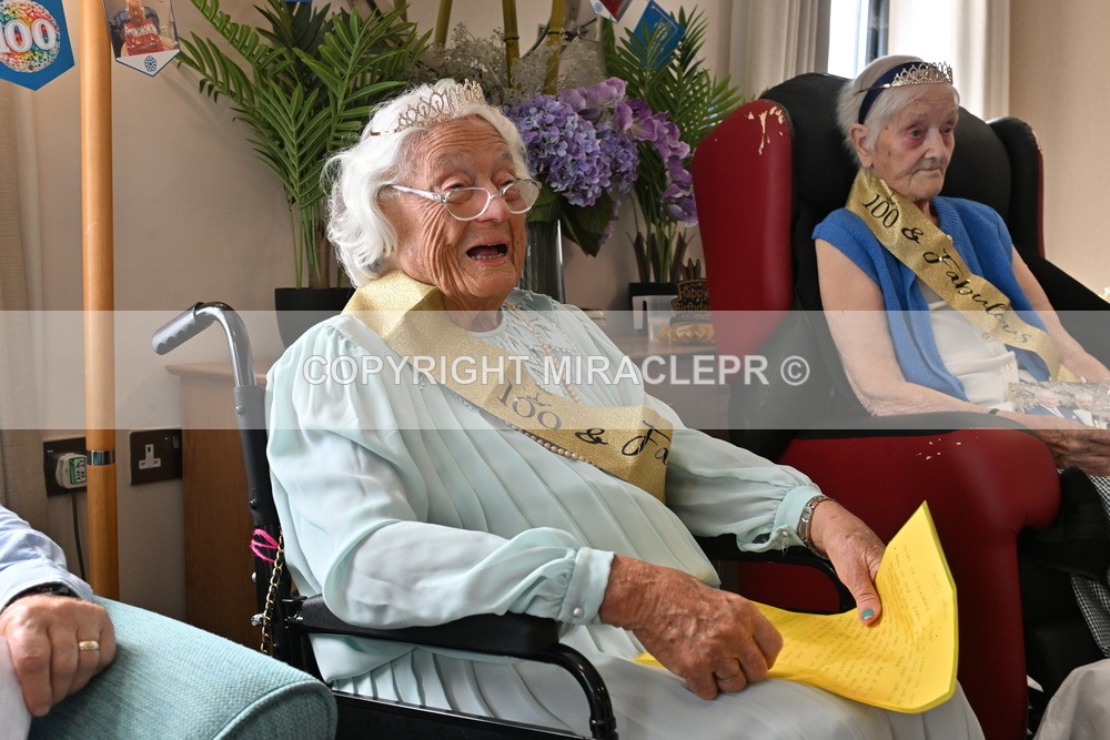 AM3_1121 - Iris and Betty.