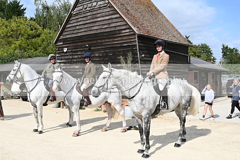 WJ6_3186 - Berks & Bucks - The Old farmhouse - Hound Exercise 20-08-25