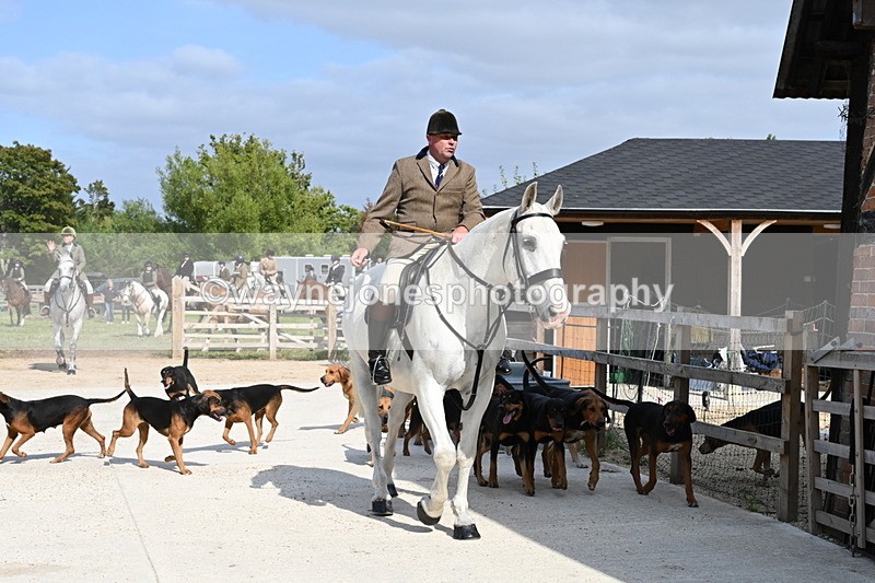 WJ6_3141 - Berks & Bucks - The Old farmhouse - Hound Exercise 20-08-25