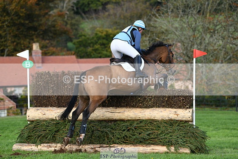 251024A-152833-14772 - C-240-Issy.Hollidge