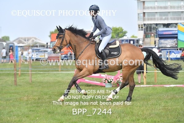 BPP_7244 - CLASS 3 Andrew Hamilton Coach, RHS Foxhunter Championship Qualifier