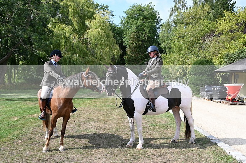 WJ6_3205 - Berks & Bucks - The Old farmhouse - Hound Exercise 20-08-25