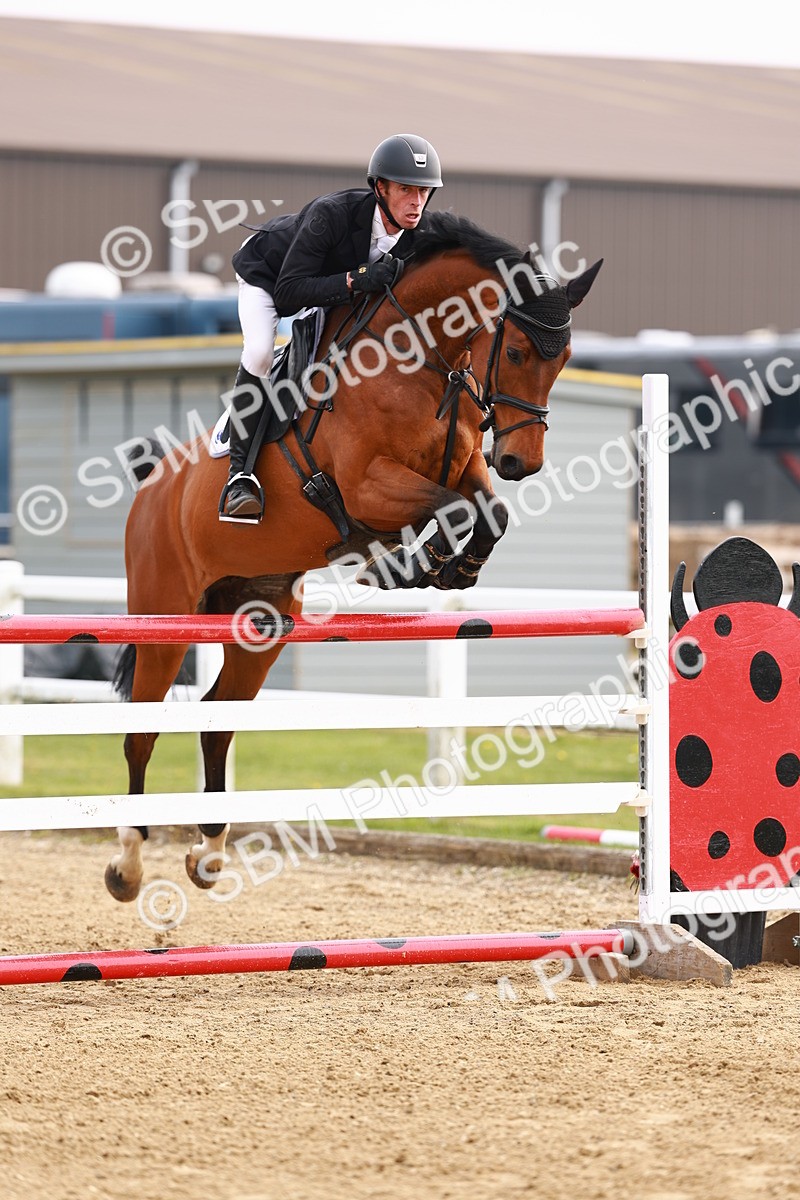  - Class 19 - Senior Foxhunter - 1.20m