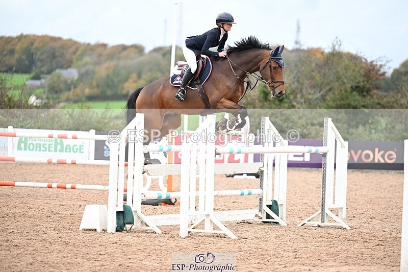 251022-143058-00670 - Cls 6 Snr Foxhunter 1.20m