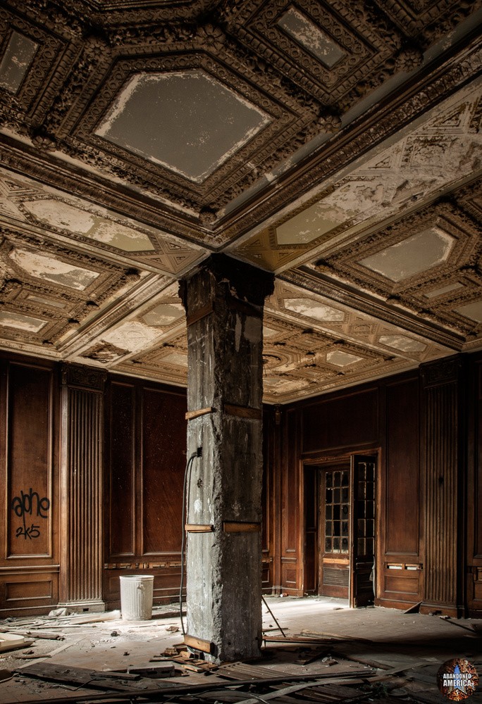 Lee Plaza Hotel (Detroit, MI) | Dining Room Ceiling - Lee Plaza Hotel